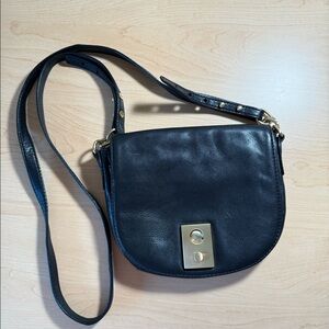 J.Crew leather saddle crossbody bag in black with gold-tone hardware. 
#crossbag